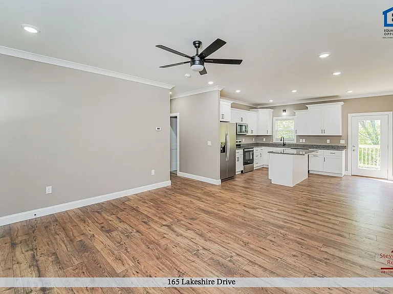 165 Lakeshire Dr — Photo 4