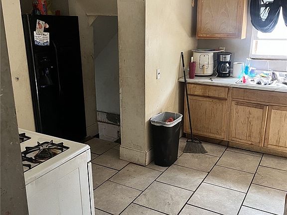 4th image of 1264 Pondview Ave