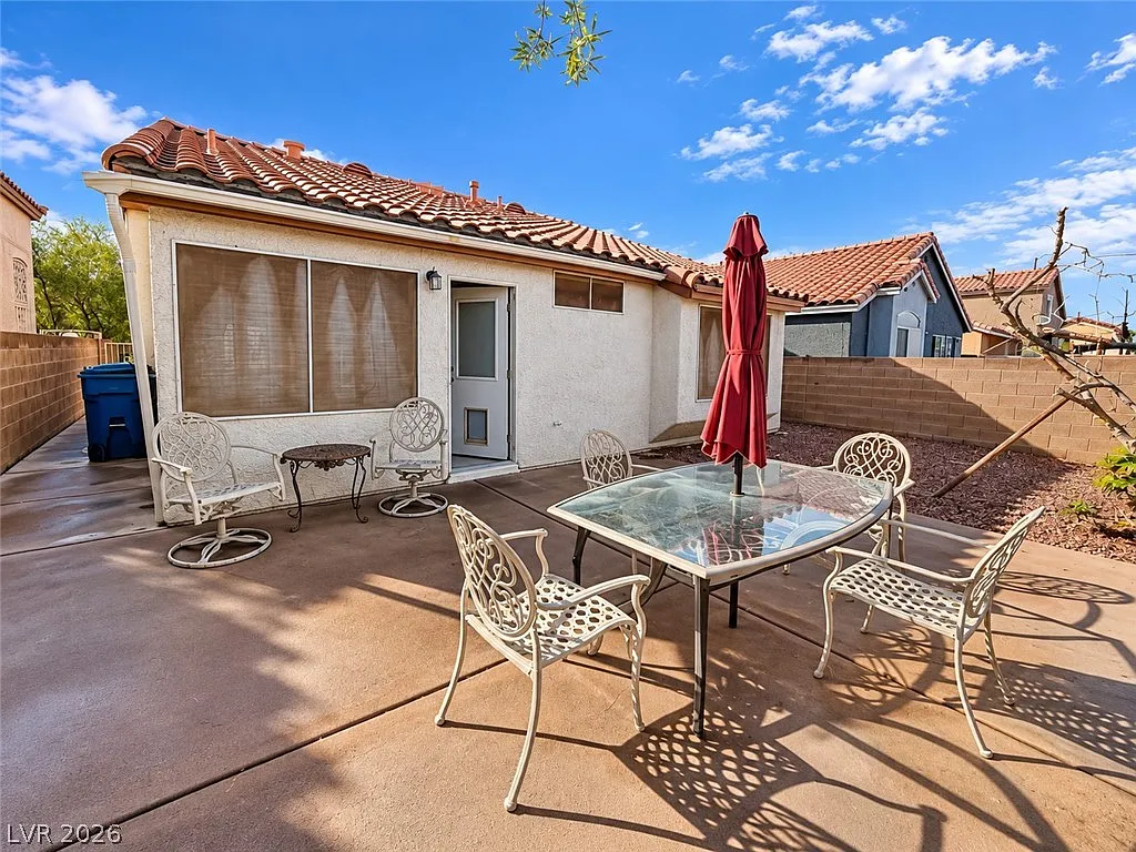 3 bed, 2.0 bath, 1220 sqft, $2,050 — Photo 2