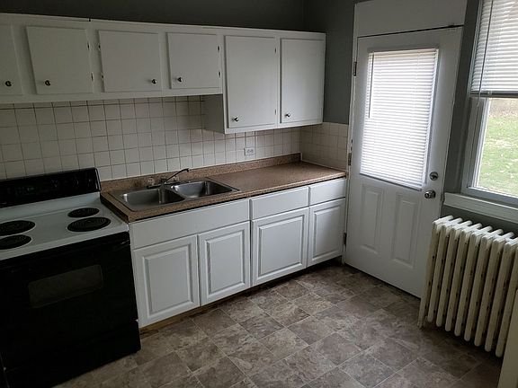 3rd image of 19 Chalmers Ln