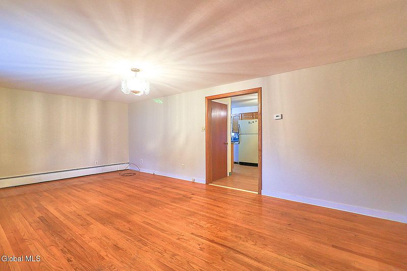 4th image of 805 Marion Avenue