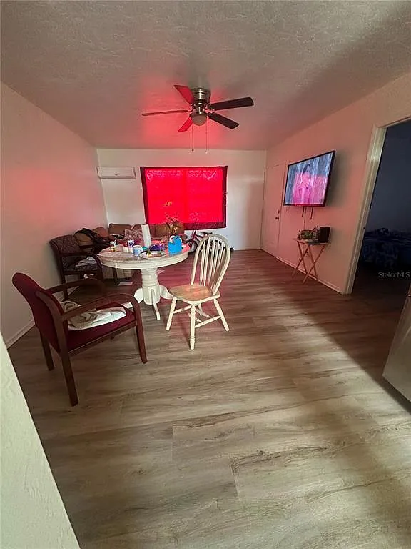 2 bed, 1.0 bath, 868 sqft, $1,300 — Photo 4