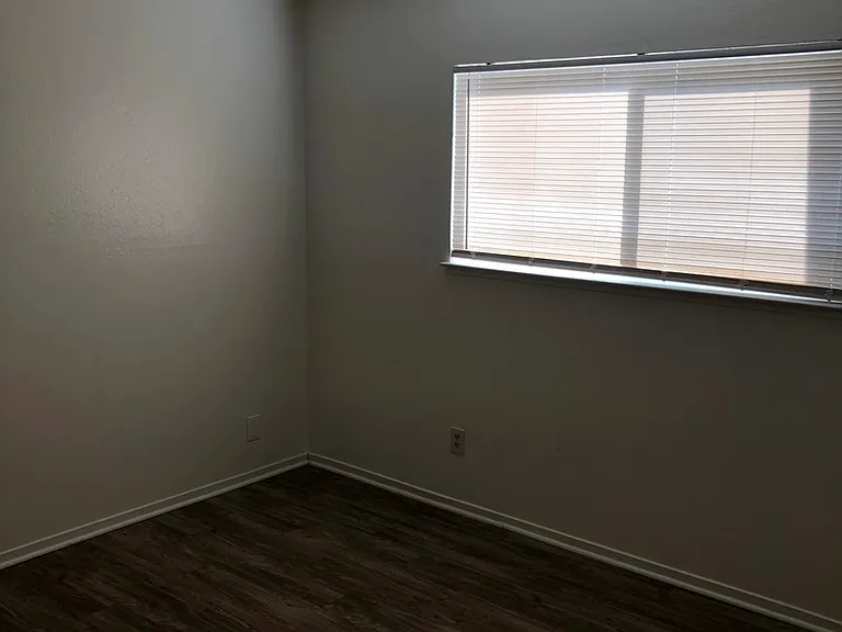 1100 N Mooney Blvd — Photo 2