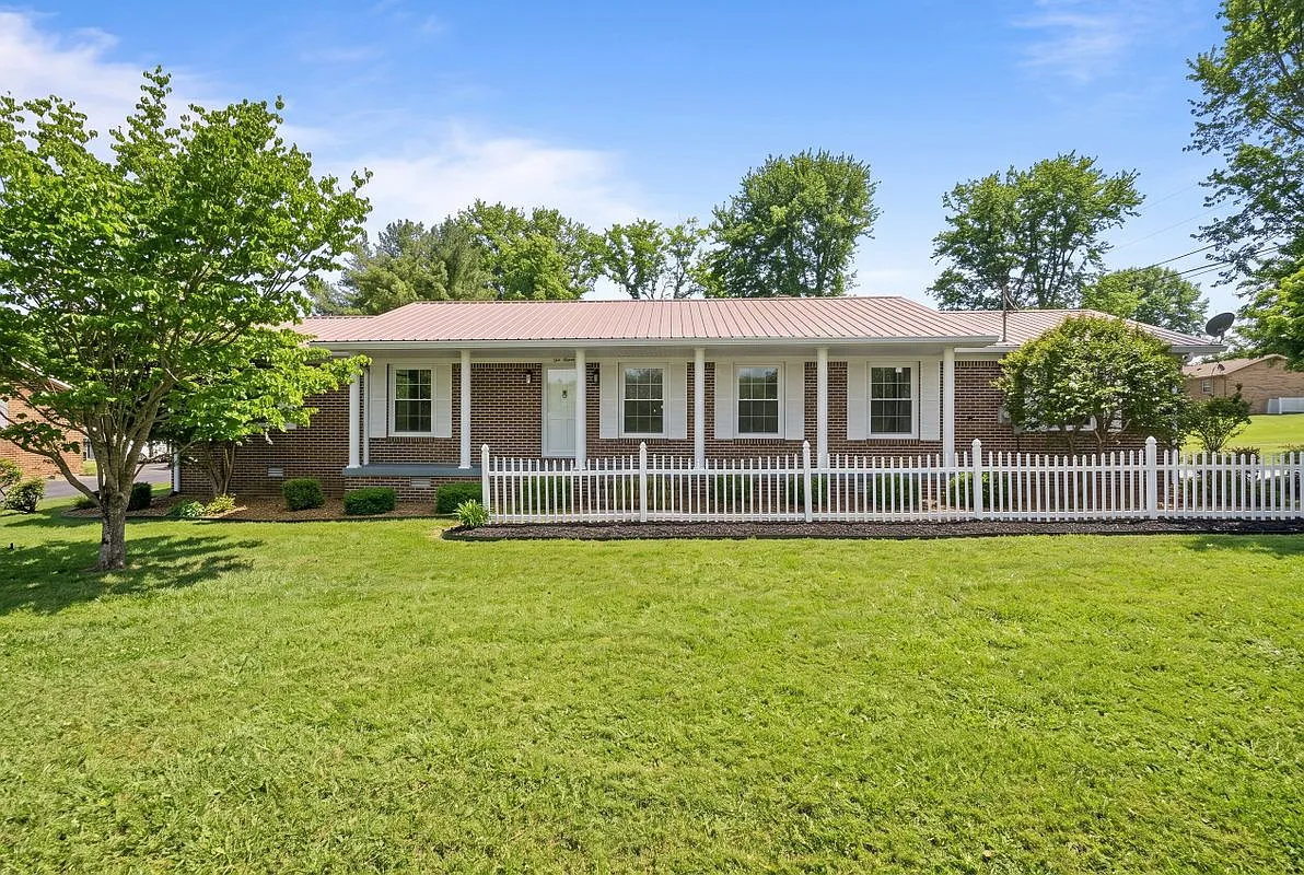 3 bed, 2.0 bath, 1846 sqft, $2,500 — Photo 1
