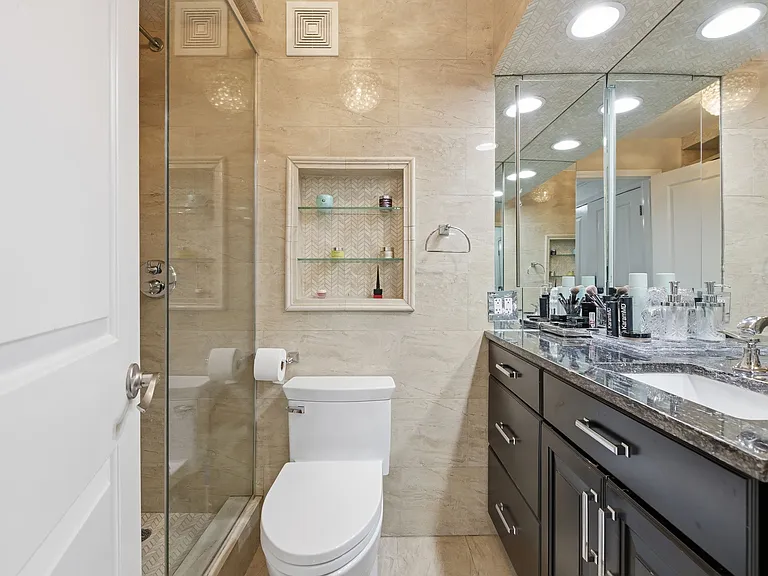 111 E Chestnut St #34B — Photo 14