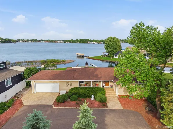 12099 Torrey Rd, Fenton, MI 48430