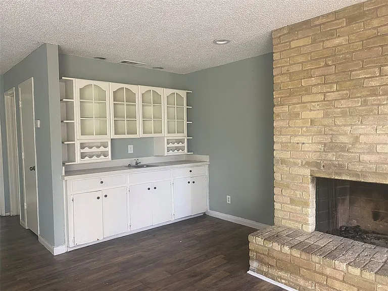501 Towne House Ln — Photo 6
