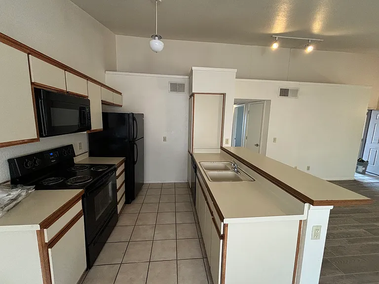 1714 W Park Wood Ln — Photo 4