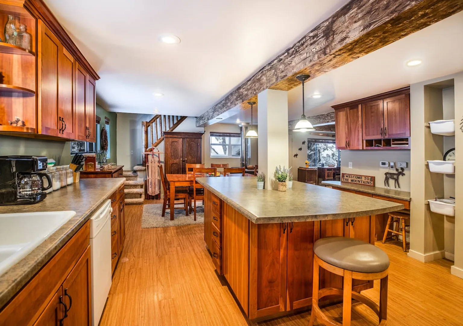 Silver Fork Mountain Retreat- Mins to Ski Resorts! — Photo 2