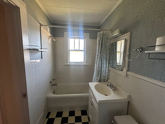 3rd image of 152 Walnut St APT 8