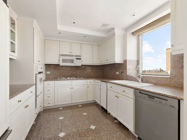 1049 5th Avenue image 6 of 12