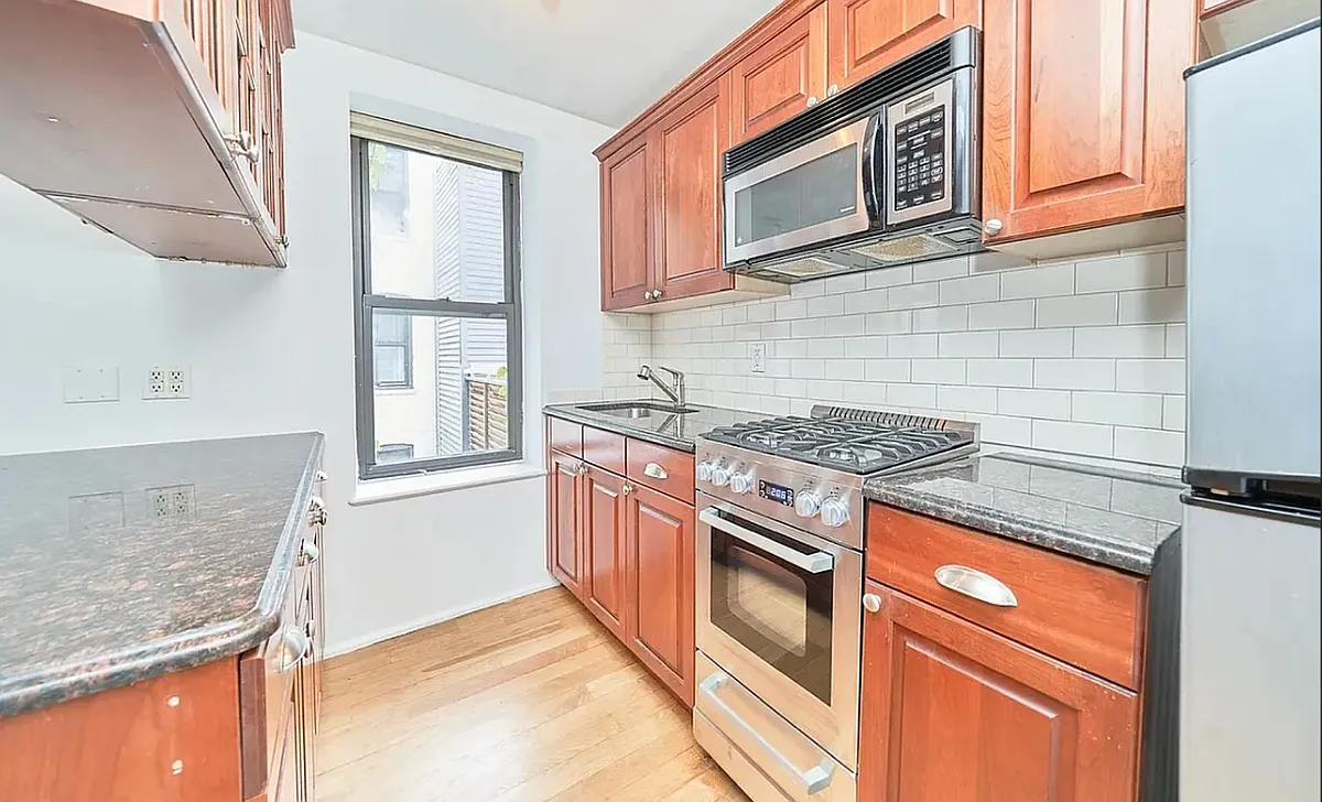 Building Photo - 10 Morton St #5A