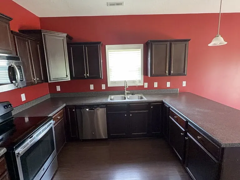 111 Cavalier Dr — Photo 9