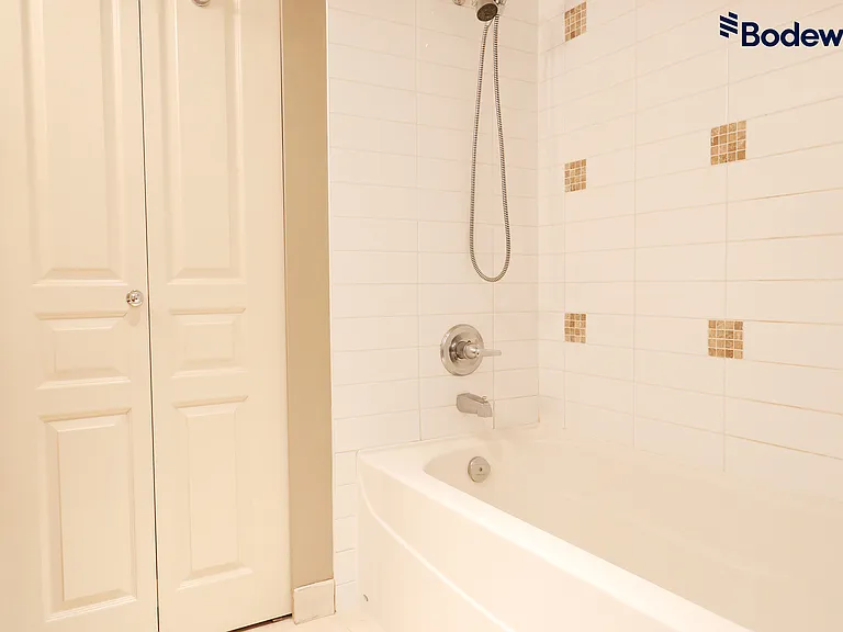 1483 King Edward Ave E — Photo 10
