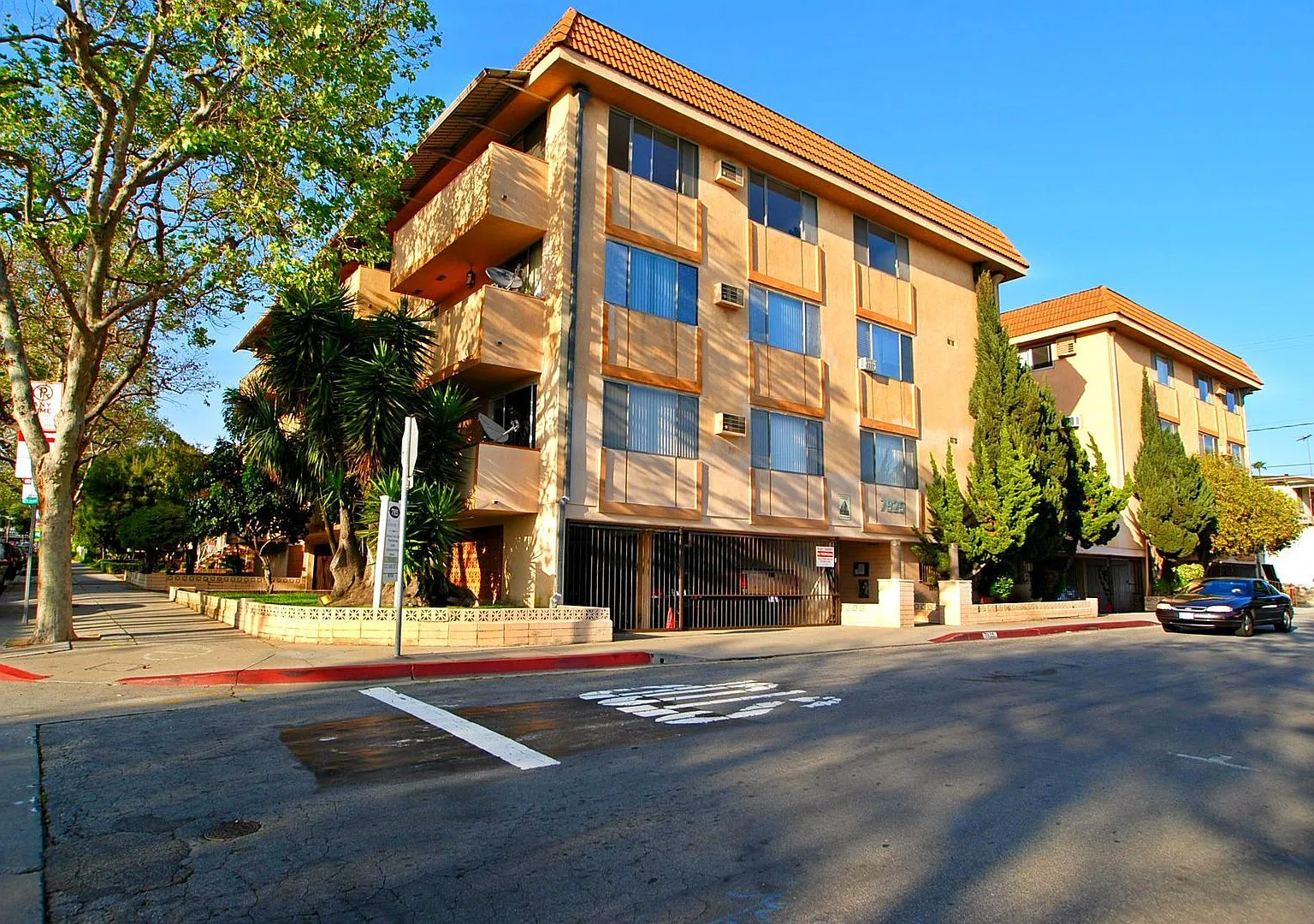 RMN - Romaine Apartments — Photo 4