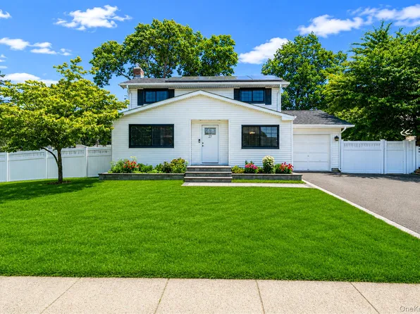 27 Galaxie Lane, Selden, NY 11784