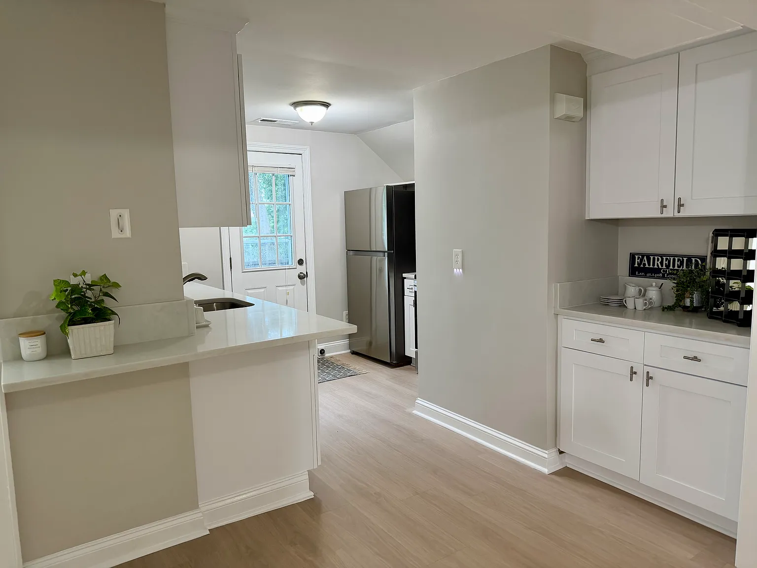 2 bed, 1000 sqft, $2,385 — Photo 2
