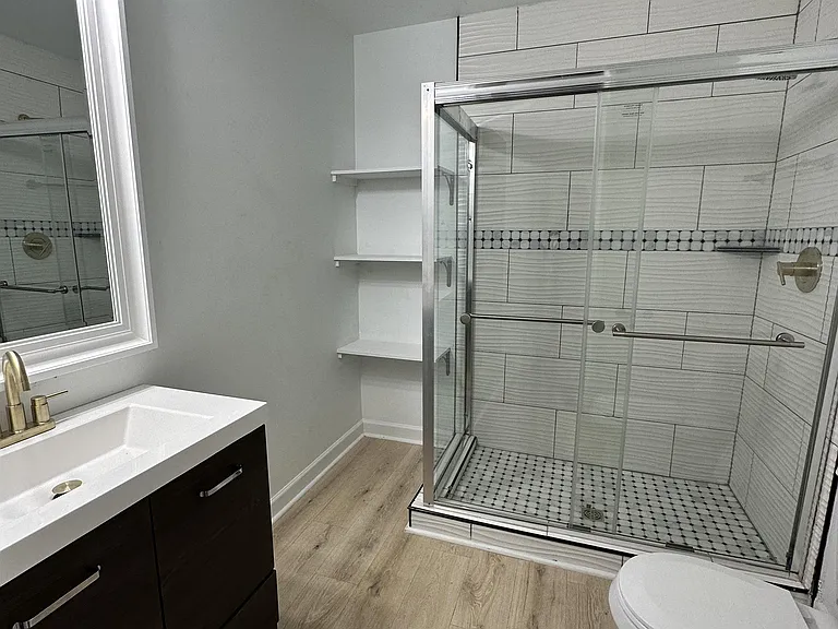 519 Elgin St — Photo 15