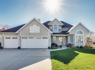 3 Cygnet Xing, Bloomington, IL 61704