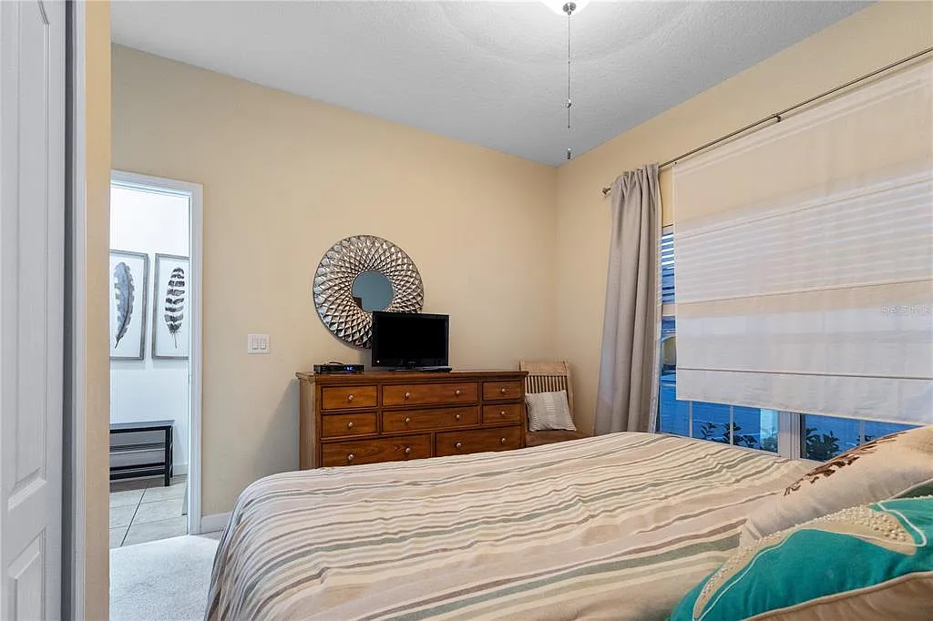 5 bed, 4.0 bath, 2024 sqft, $2,950 — Photo 4