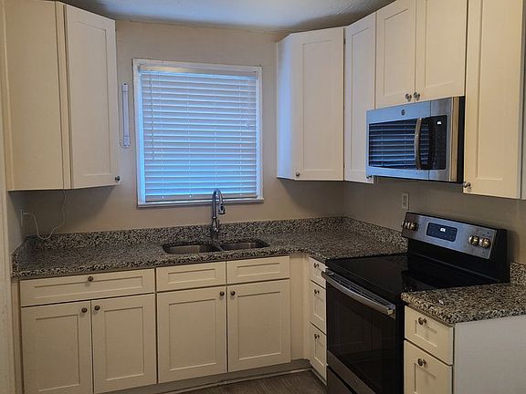 3rd image of 859 Saint Clair St