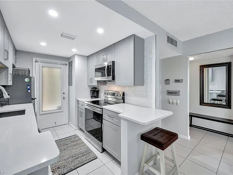 1300 Gulf Shore Blvd N #407 — Photo 8