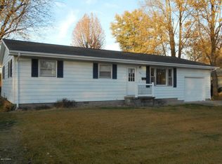 634 W 7th St, Flora, IL 62839