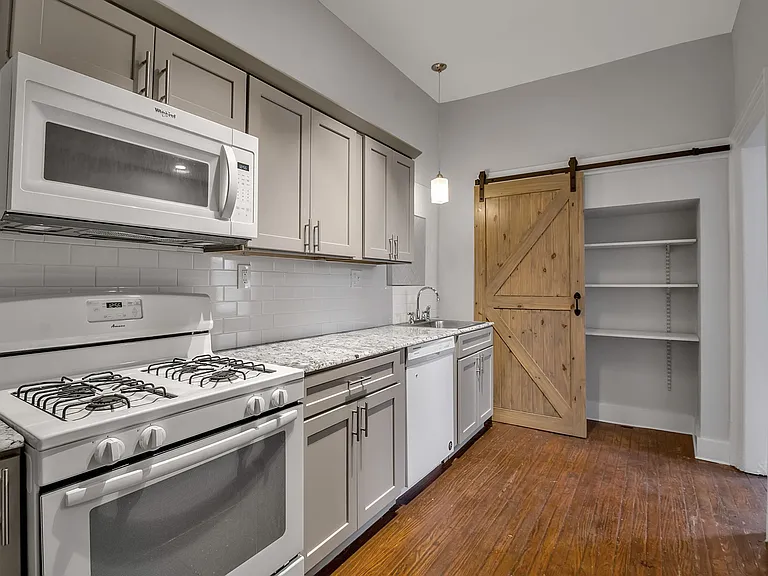 215 Allen St — Photo 20