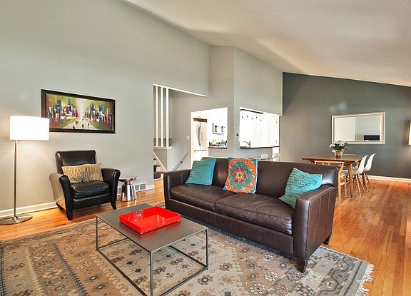 4th image of 2661 Crawford Ave