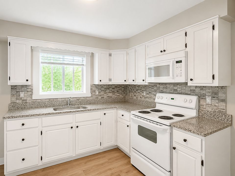 1st image of 75 Haviland Ave Floor 2