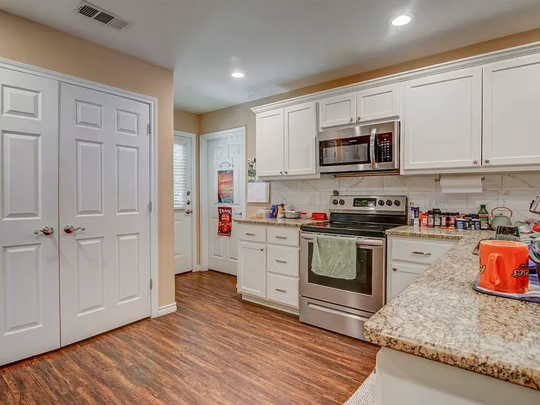 534 E Brockett St — Photo 6