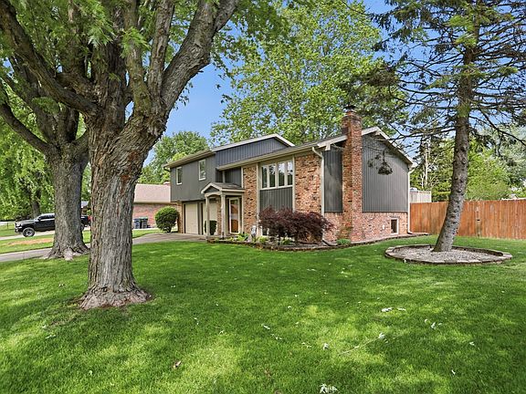 4th image of 729 Colonial Way