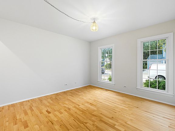 5th image of 29W409 White Oak Dr