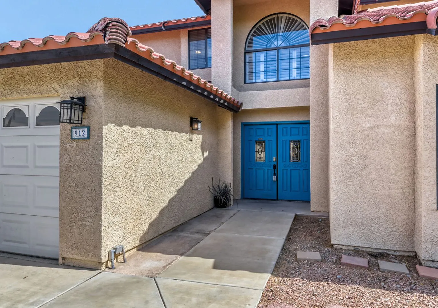 Gorgeous 3 Bedroom, 3 Full Bath with Sparkling Pool! — Photo 2