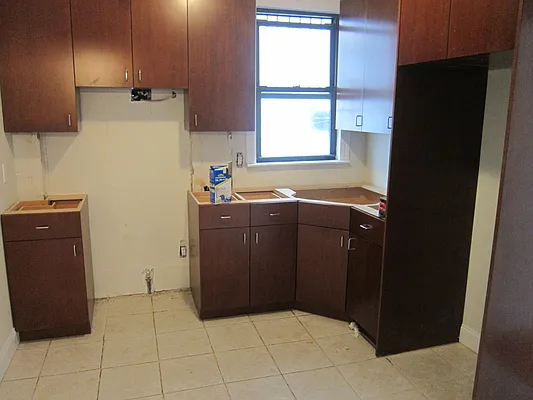 Rented by Realty 2000 Corp | media 144