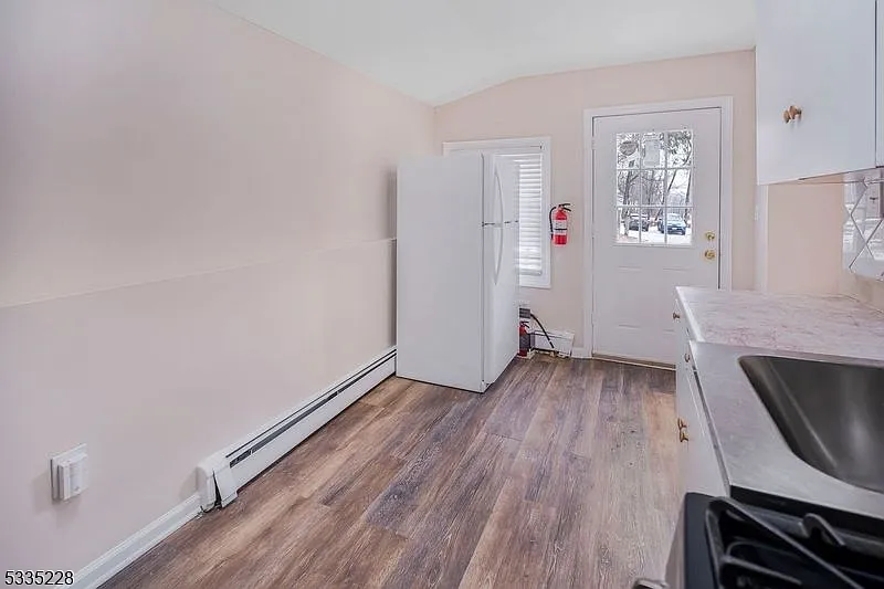 3 bed, 1.0 bath, $2,750 — Photo 2