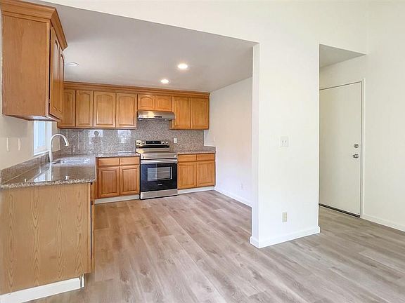 4th image of 2210 Oakwood Dr