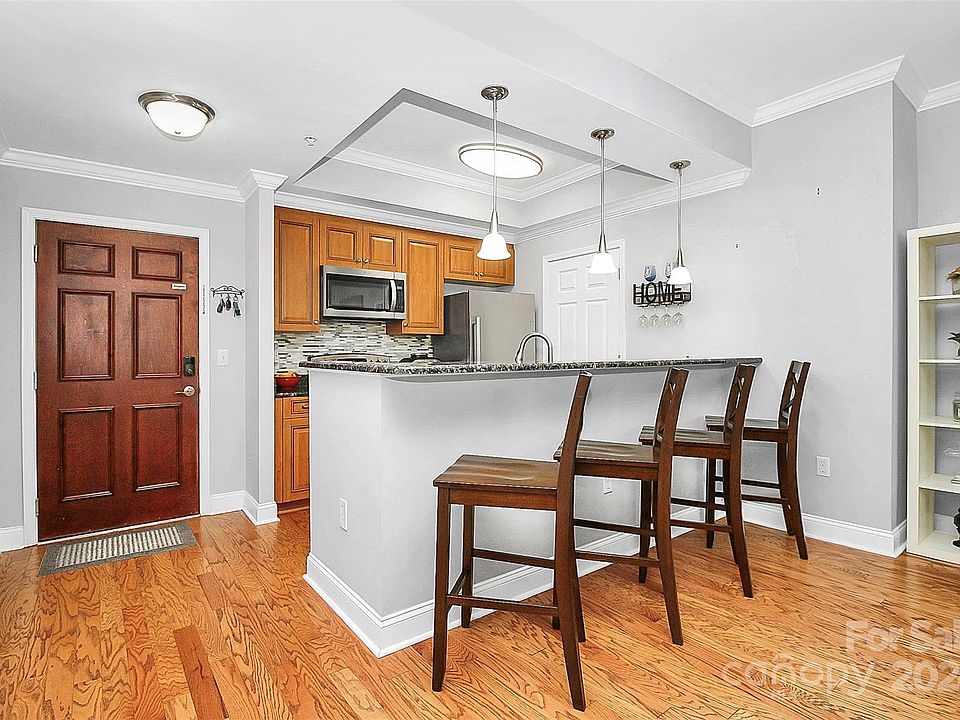 1st image of 300 W 5th St APT 315