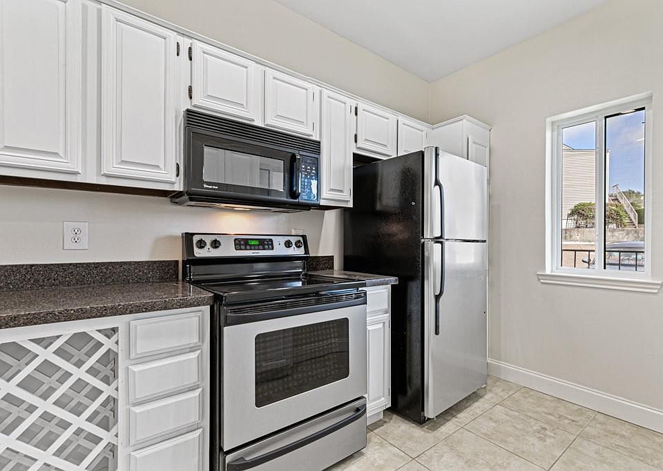 1st image of 450 Yacht Club Dr APT B
