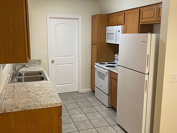 3rd image of 620 Poinsettia Dr