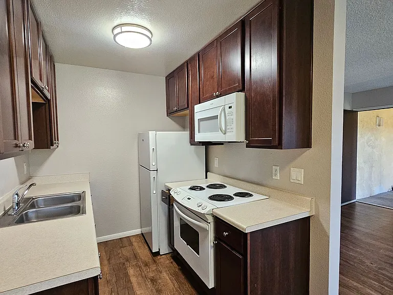 Del Mar Apartment Homes — Photo 18