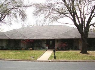 704 Loch Lomond Dr, Arlington, TX 76012