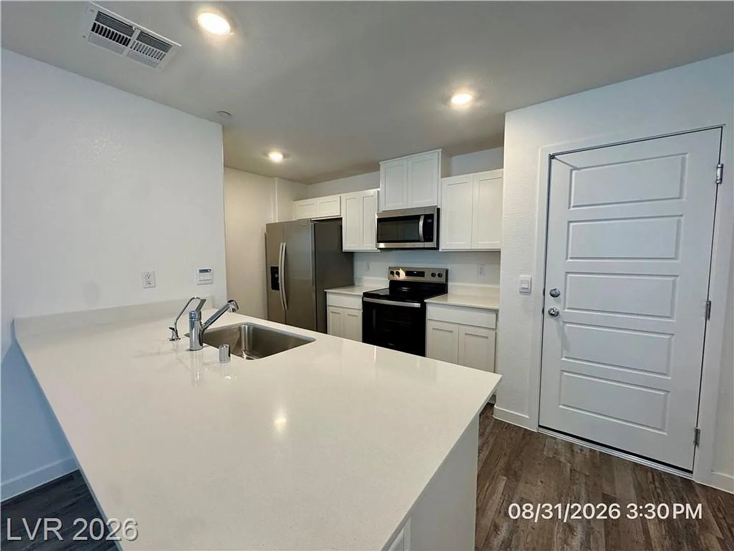 New Cadence Townhome with Quartz Kitchen & Mountain Views — Photo 4