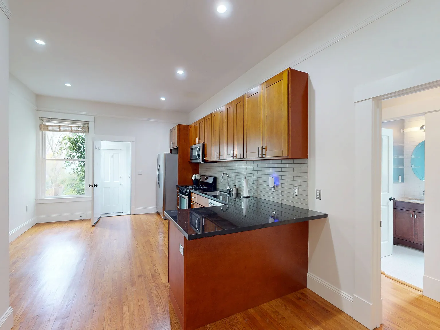 Charming 2BR/2BA with In-Unit Laundry in Haight-Ashbury — Photo 4