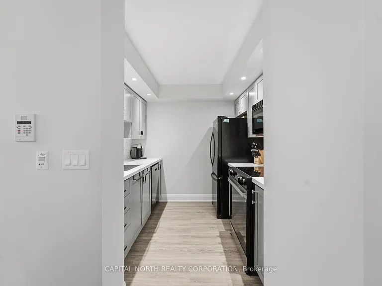 270 Wellington St W #412 — Photo 12