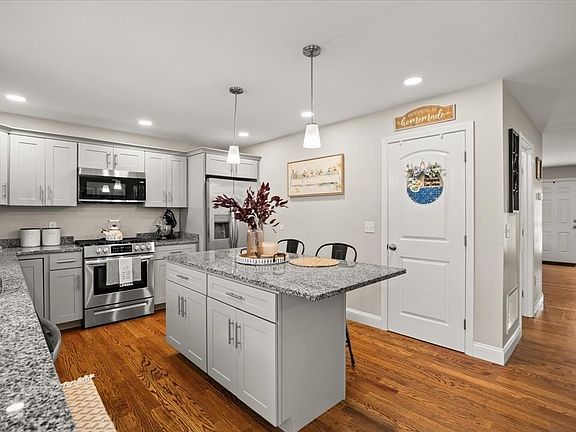 5th image of 738 Hicks St