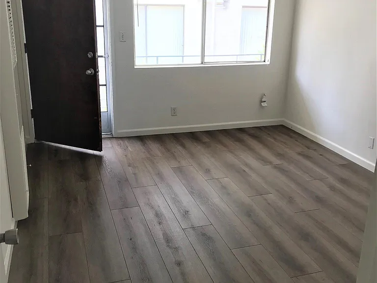 1530 Granville Ave #8 — Photo 2