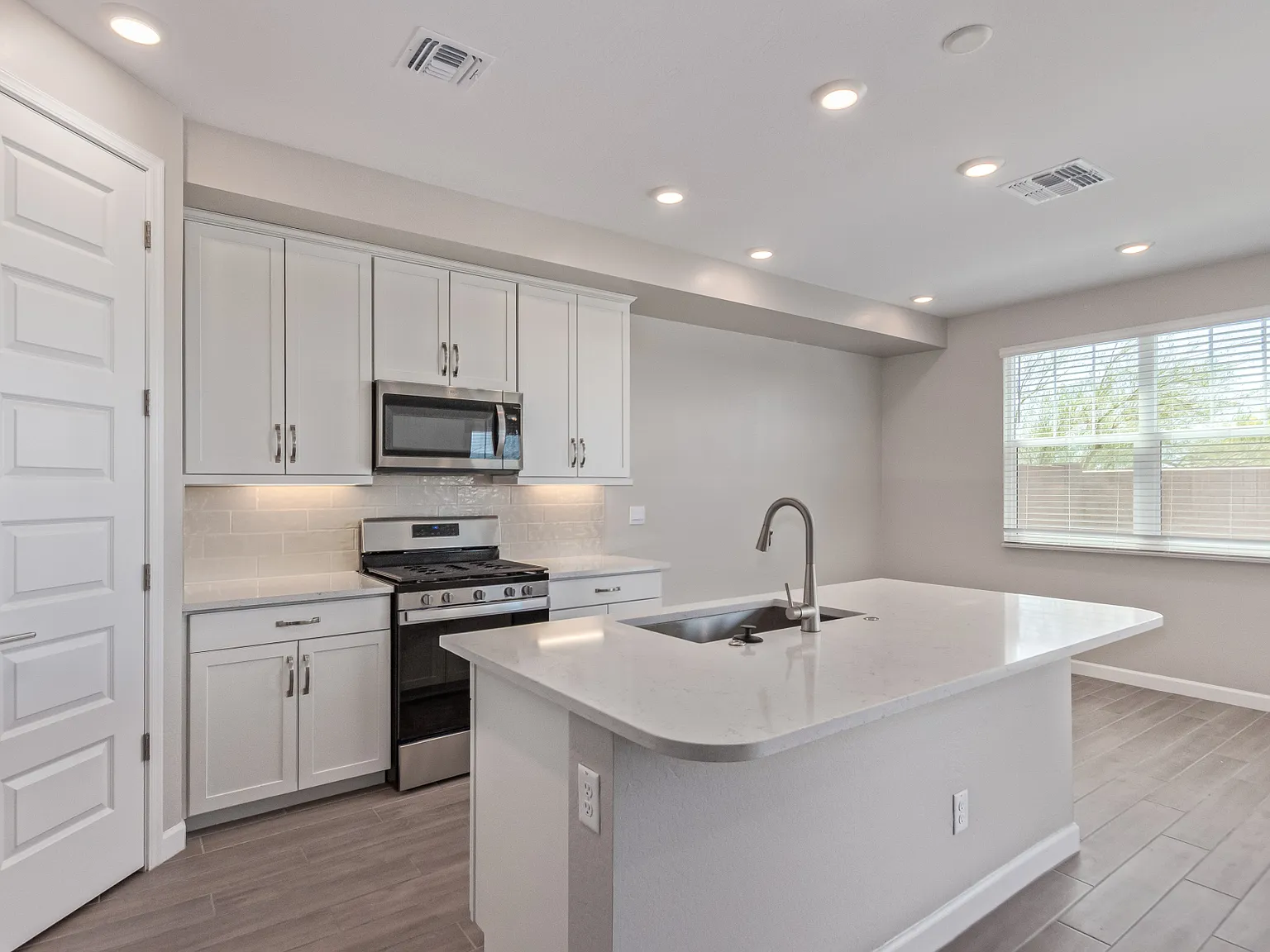 3 bed, 2.5 bath, 2120 sqft, $3,500 — Photo 1