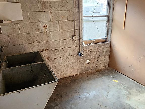 4th image of 2401 E 18th St
