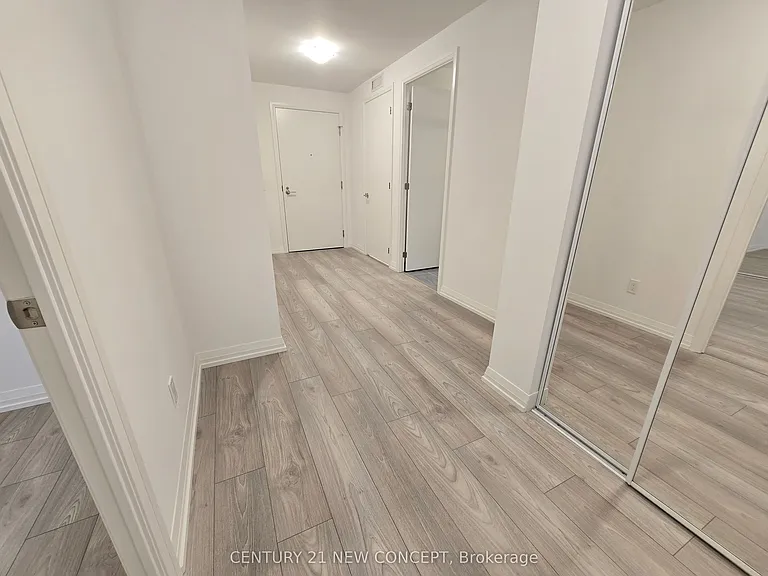 400 King St W #712 — Photo 11